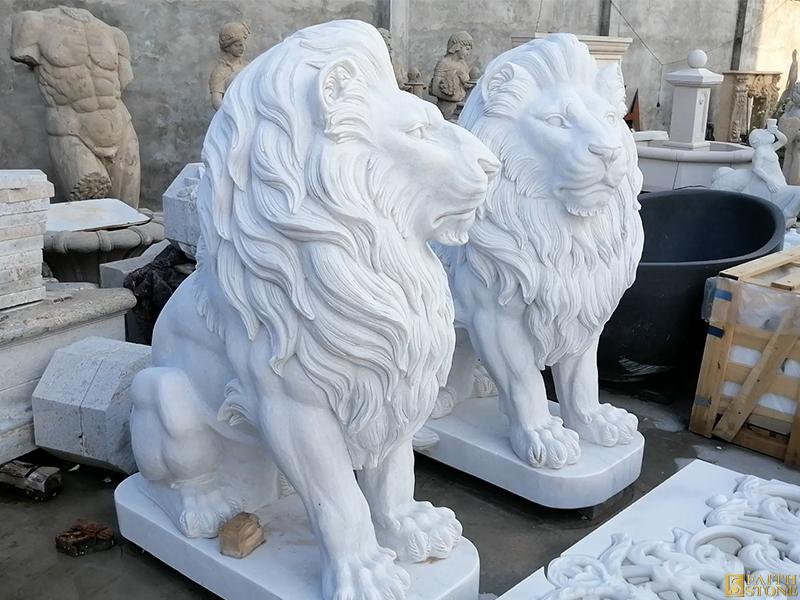 Estatuas de leones de mármol