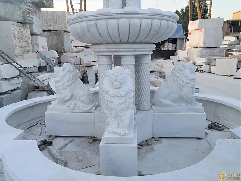 Fuente de mármol con estatua de león